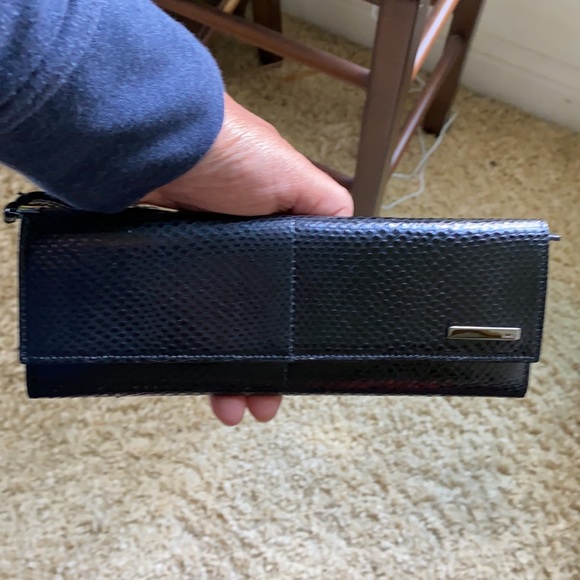 Gucci trifold lizard clutch. In black w/silver hardware/inside gg zip pocket. - Picture 5 of 6